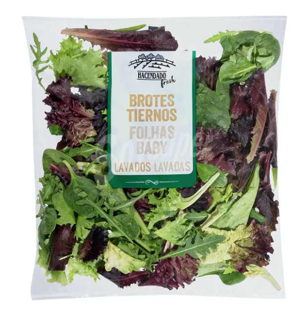 Ensalada de brotes tiernos con salchichas de pollo.